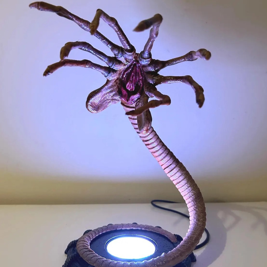 Lampe Alien Facehugger, veille - Home Decor Com avis et prix